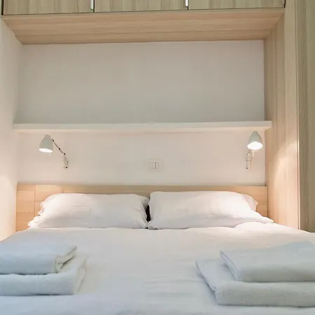Pretty & Modern By The River Apartment